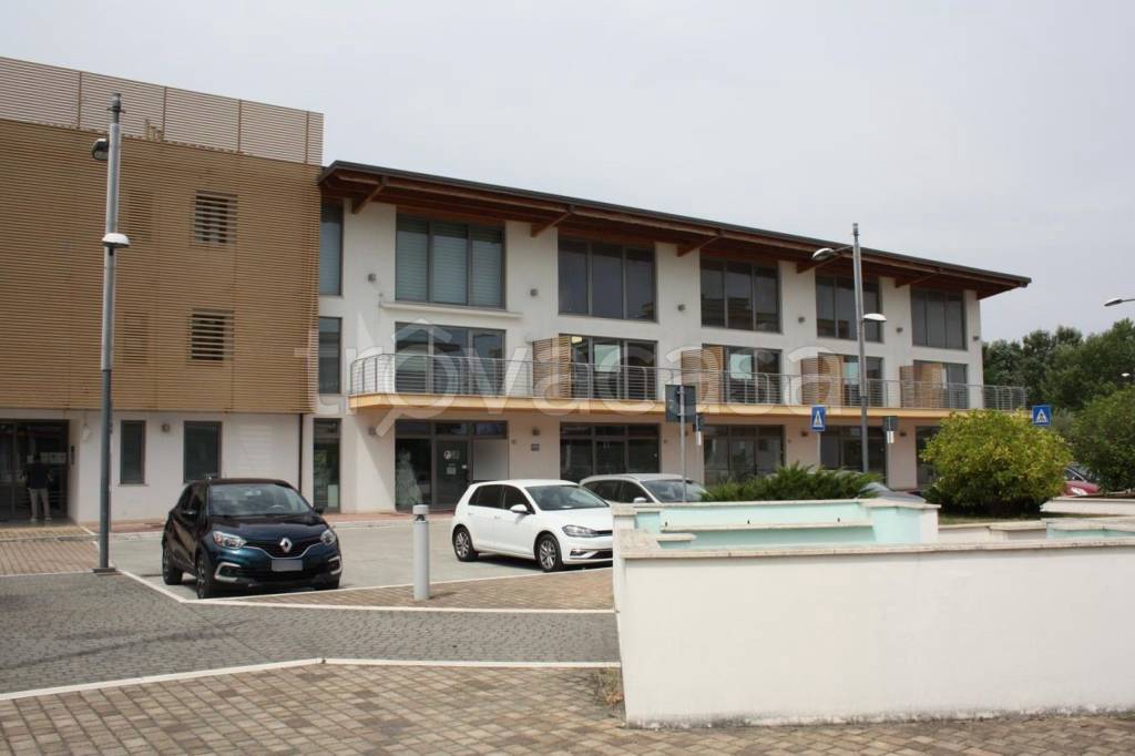 negozio in vendita a Colonnella in zona San Giovanni