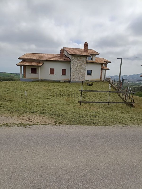 casa indipendente in vendita a Colonnella