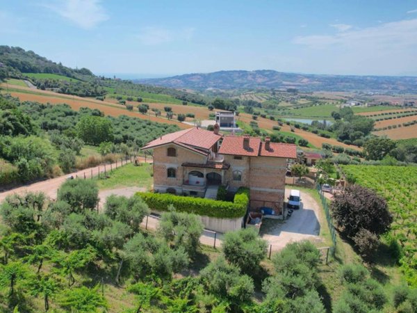 casa indipendente in vendita a Colonnella