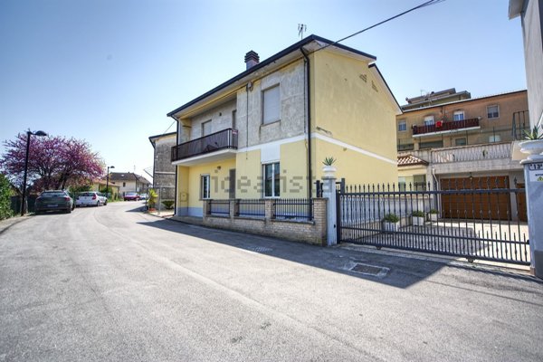 casa indipendente in vendita a Colonnella