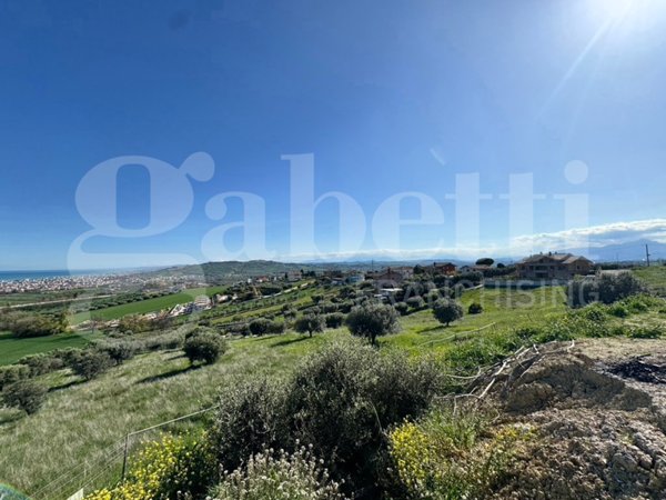 terreno in vendita a Colonnella in zona Civita