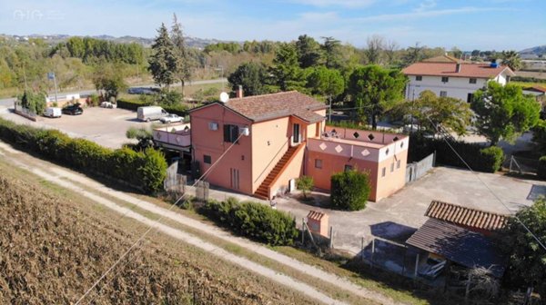 casa indipendente in vendita a Controguerra