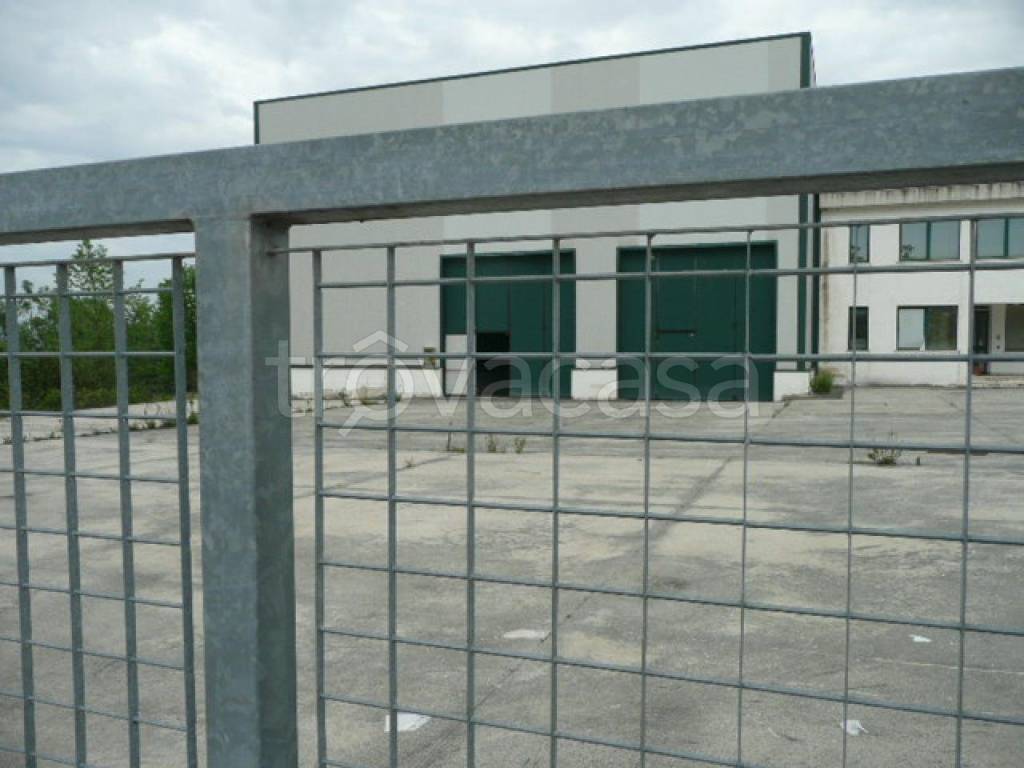 locale commerciale in vendita a Controguerra in zona Taiano