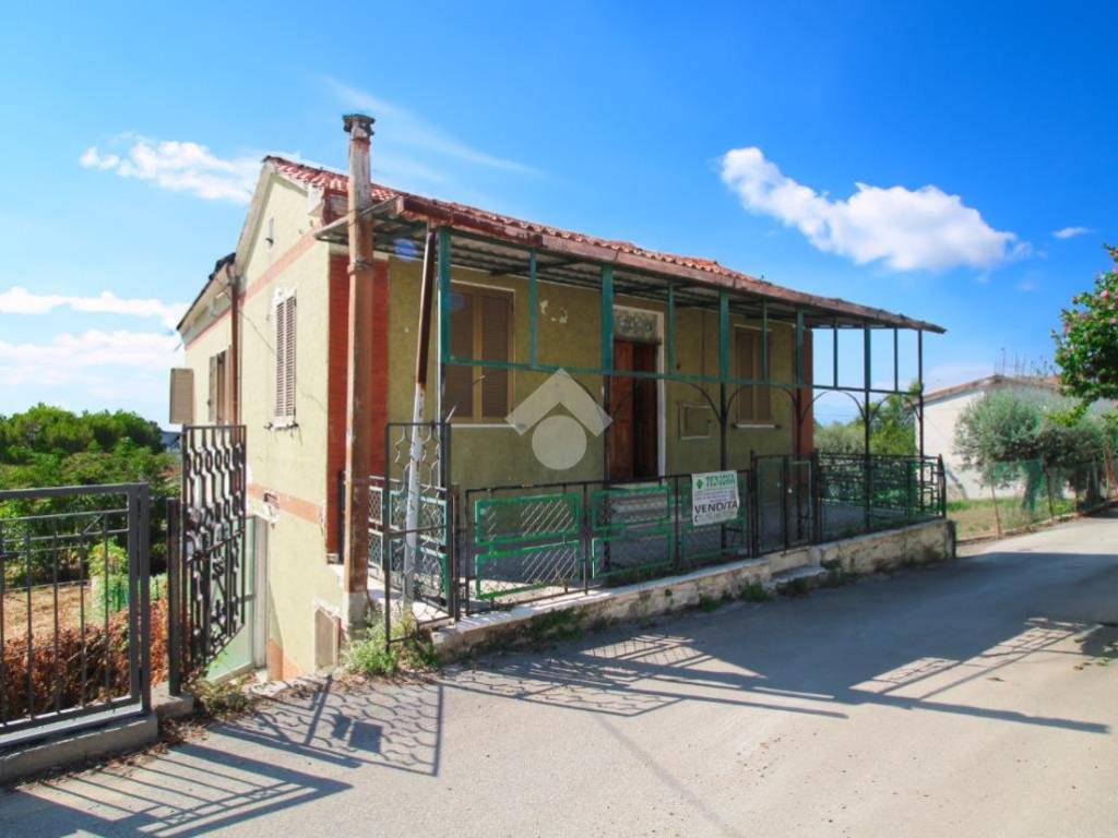 casa indipendente in vendita a Controguerra