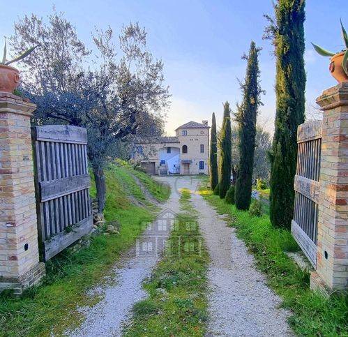 casa indipendente in vendita a Controguerra