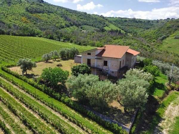 casa indipendente in vendita a Controguerra