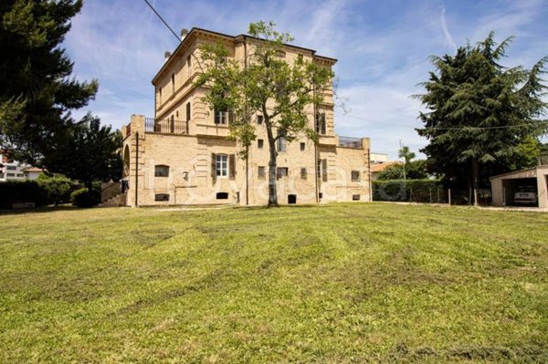casa indipendente in vendita a Controguerra