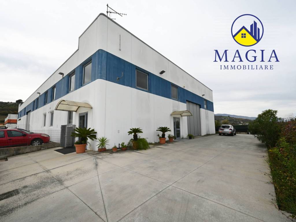 locale commerciale in vendita a Controguerra