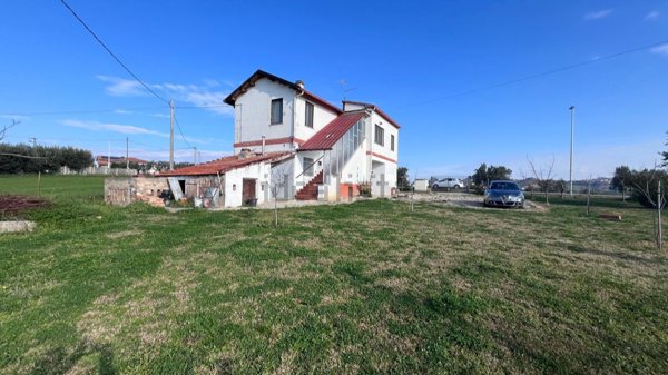 casa indipendente in vendita a Controguerra