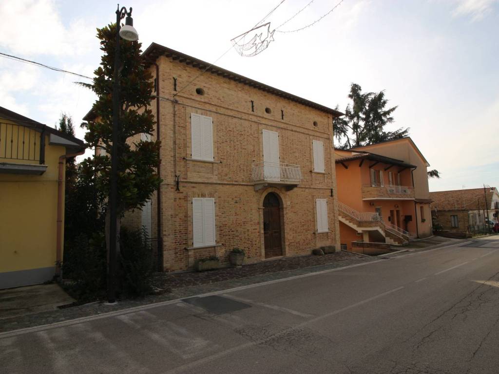 casa indipendente in vendita a Controguerra