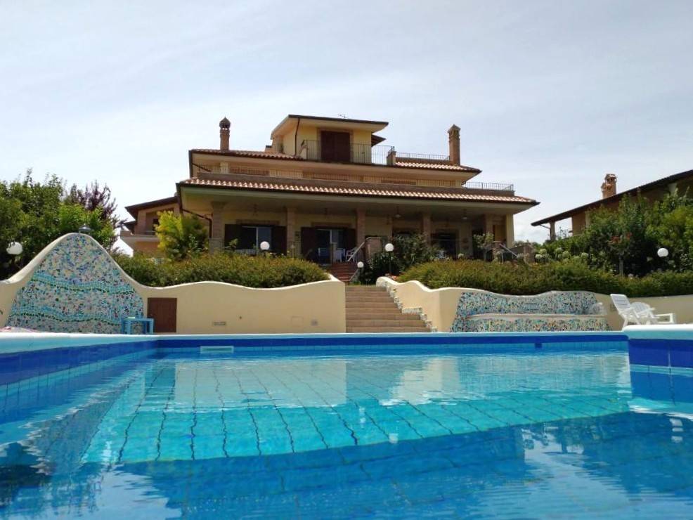 casa indipendente in vendita a Controguerra