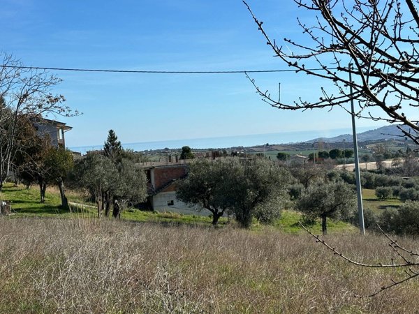 casa indipendente in vendita a Controguerra