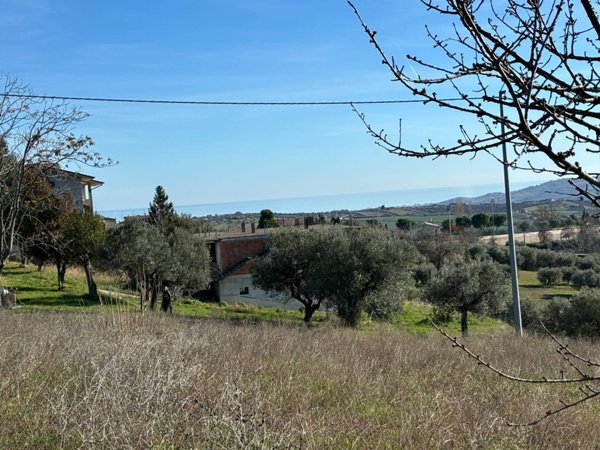 terreno edificabile in vendita a Controguerra