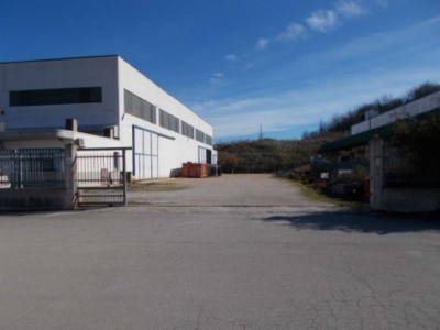 locale commerciale in vendita a Controguerra in zona Taiano