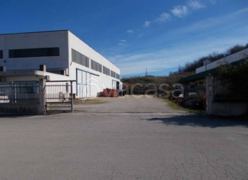 locale commerciale in vendita a Controguerra in zona Taiano