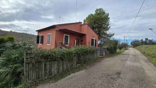 casa indipendente in vendita a Controguerra