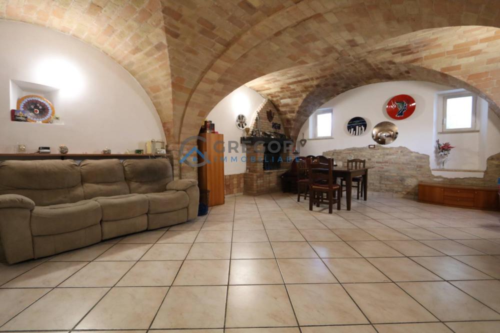 casa indipendente in vendita a Controguerra