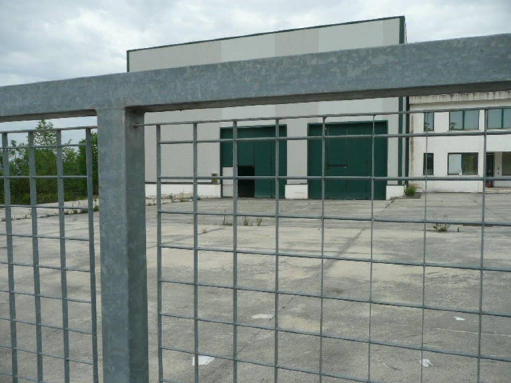 locale commerciale in vendita a Controguerra in zona Taiano