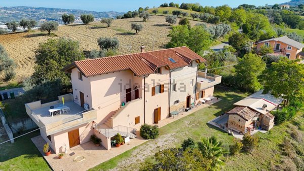 casa indipendente in vendita a Controguerra