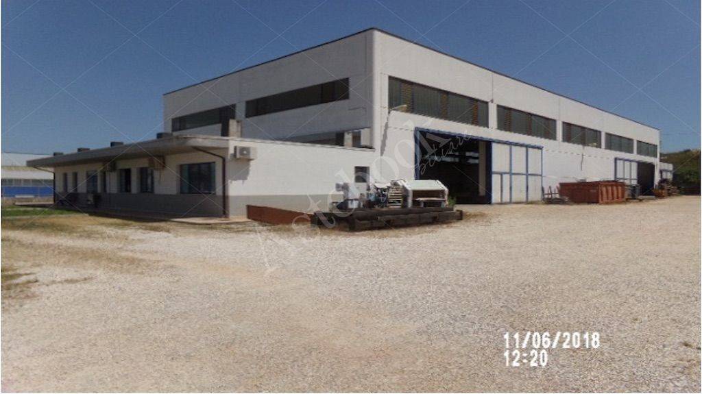 locale commerciale in vendita a Controguerra in zona Taiano