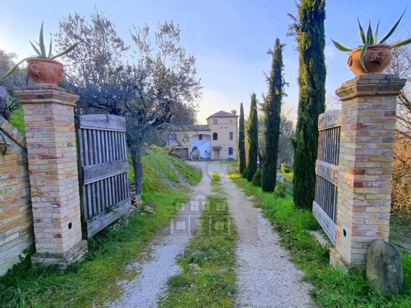 casa indipendente in vendita a Controguerra in zona Pignotto
