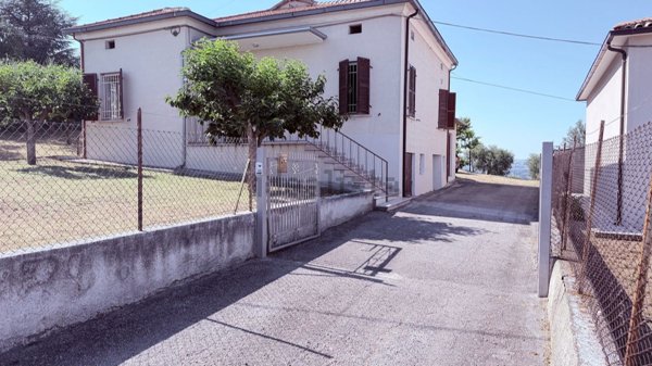 casa indipendente in vendita a Controguerra