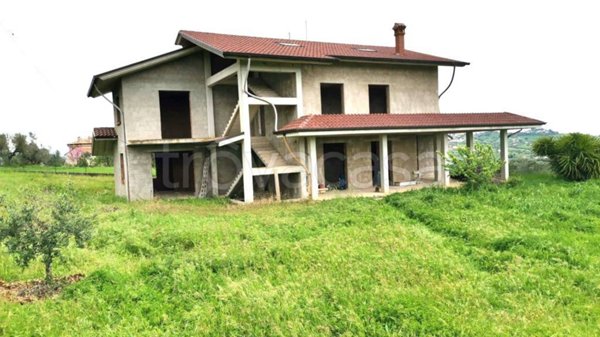 casa indipendente in vendita a Controguerra