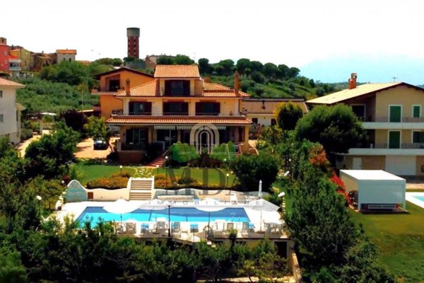 casa indipendente in vendita a Controguerra