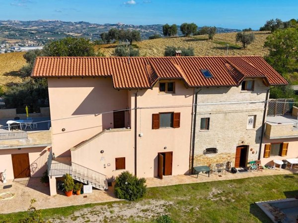 casa indipendente in vendita a Controguerra