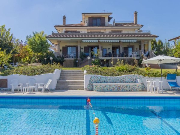casa indipendente in vendita a Controguerra