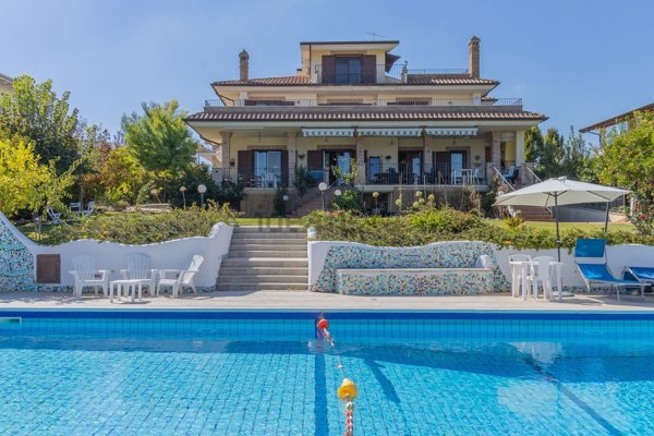 casa indipendente in vendita a Controguerra