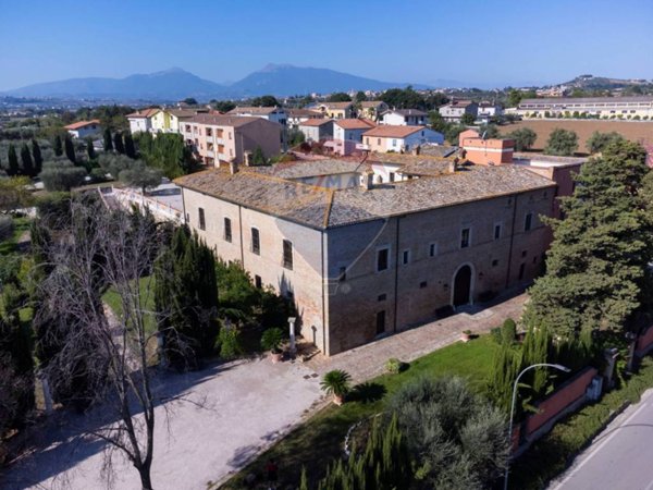 intera palazzina in vendita a Corropoli in zona Montagnola
