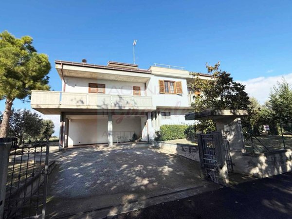 casa indipendente in vendita a Corropoli in zona Ravigliano