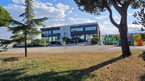 locale commerciale in vendita a Corropoli