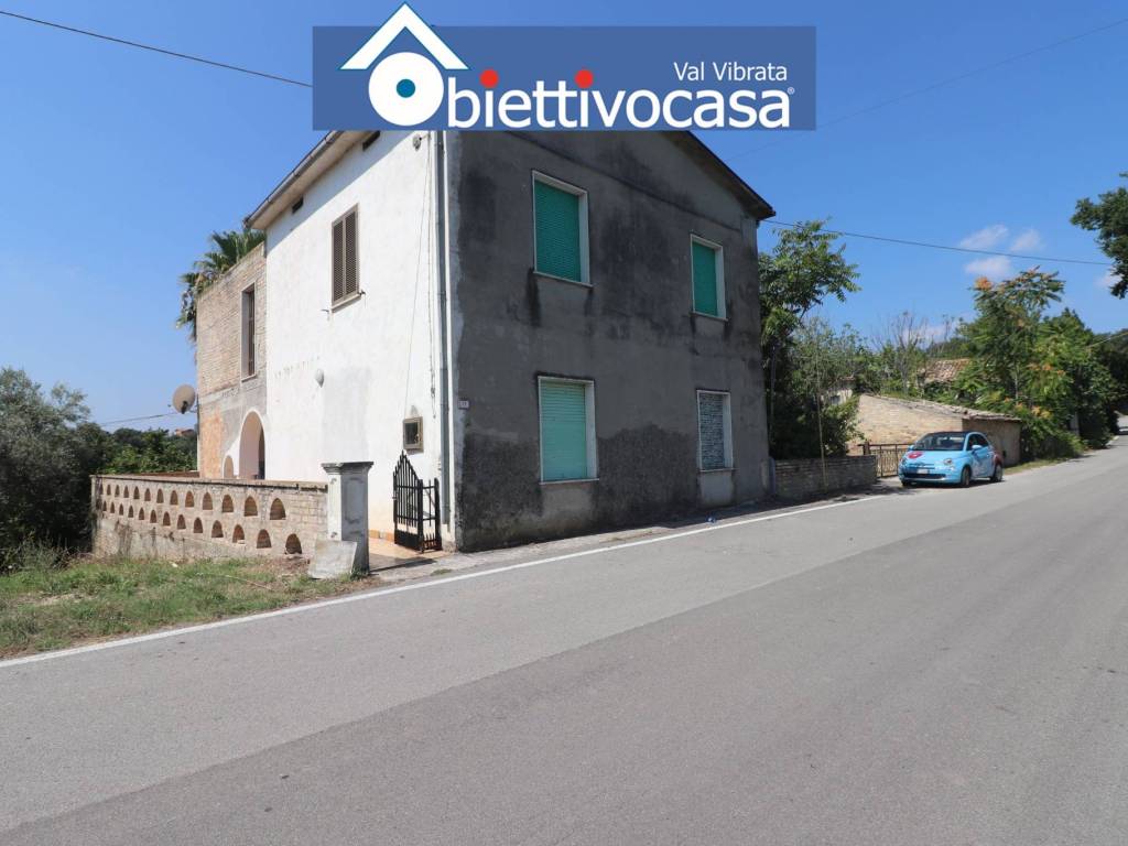 casa indipendente in vendita a Corropoli in zona Ravigliano