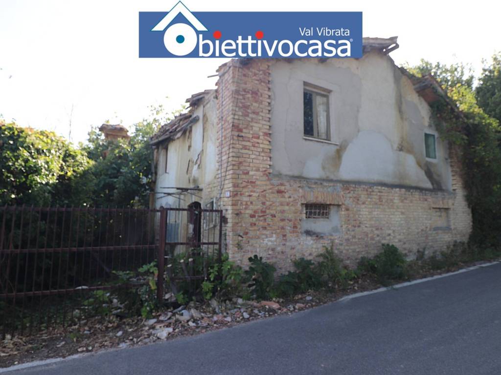 casa indipendente in vendita a Corropoli in zona Ravigliano
