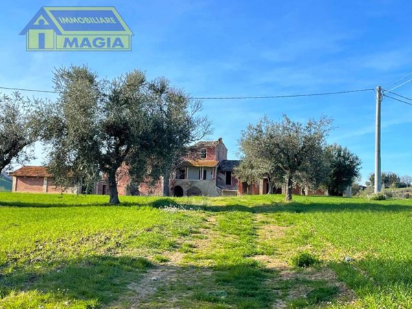 casa indipendente in vendita a Corropoli in zona Ravigliano