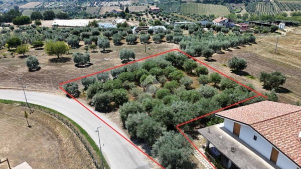 terreno in vendita a Corropoli in zona Ravigliano
