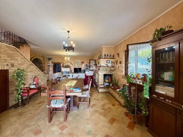 casa indipendente in vendita a Corropoli in zona Ravigliano