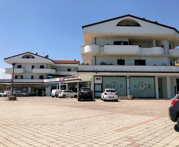 locale commerciale in vendita a Giulianova in zona Colleranesco