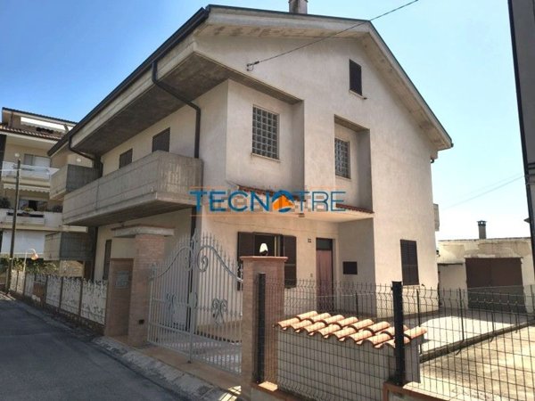 casa indipendente in vendita a Giulianova