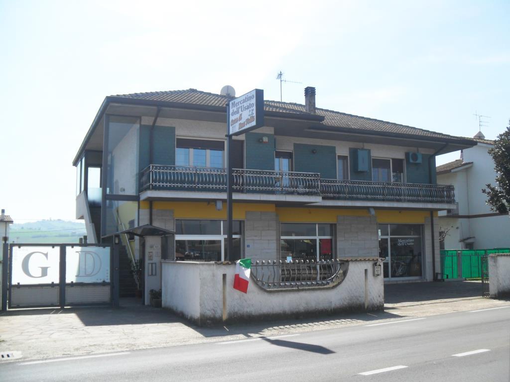 locale commerciale in vendita a Giulianova in zona Colleranesco