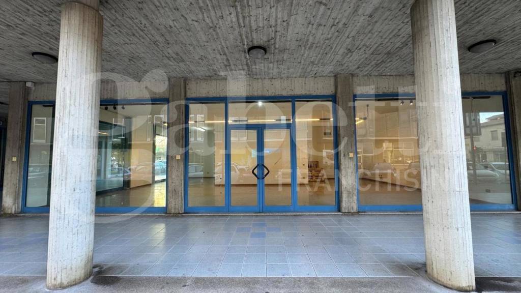 negozio in vendita a Giulianova