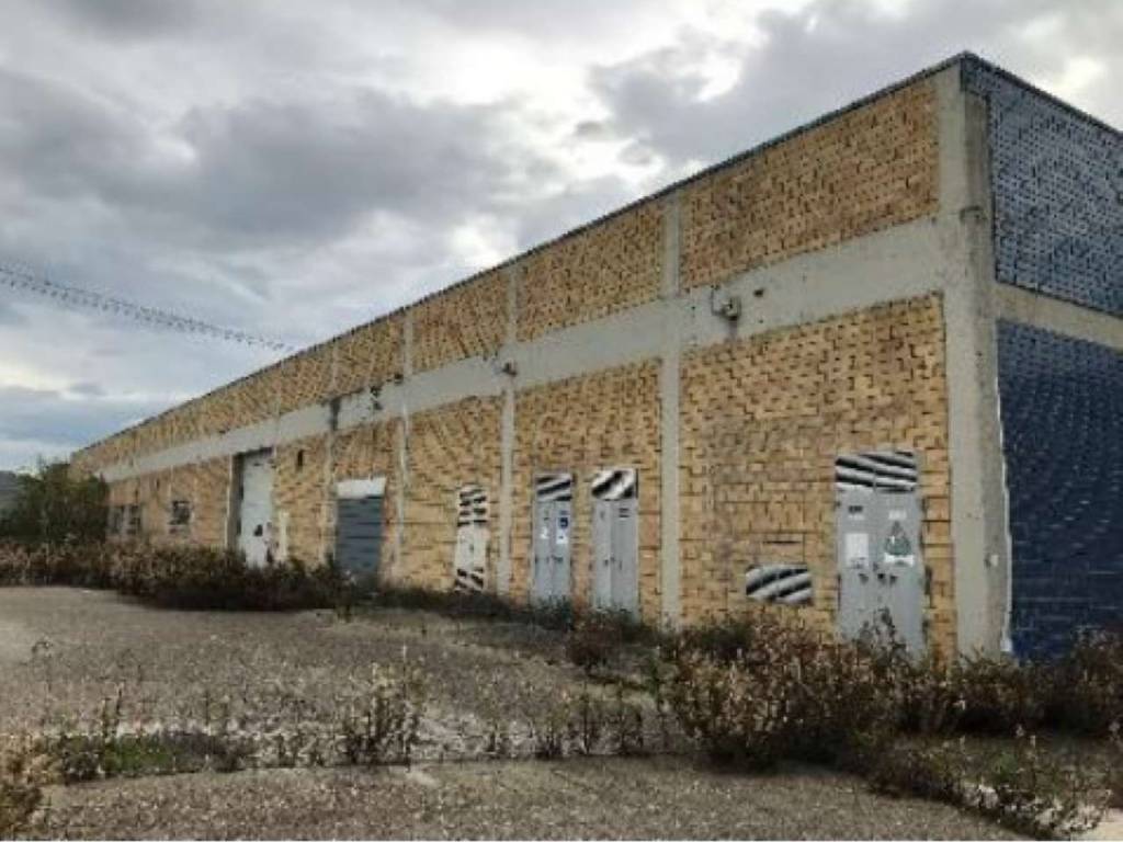 locale commerciale in vendita a Giulianova in zona Colleranesco