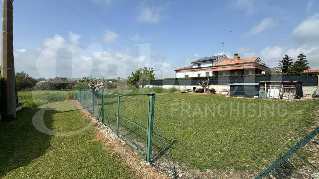 terreno in vendita a Giulianova in zona Case di Trento