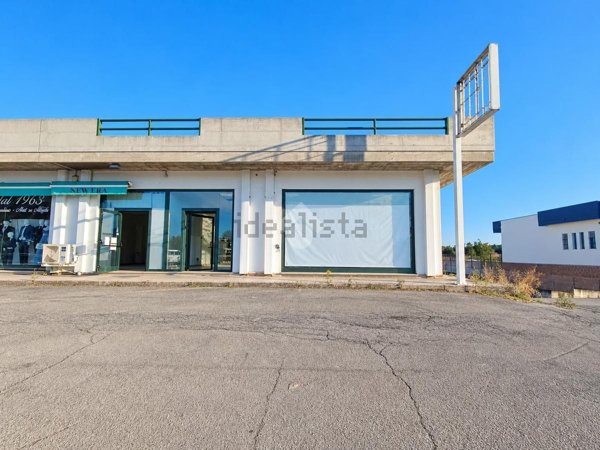 locale commerciale in vendita a Giulianova in zona Villa Pozzoni