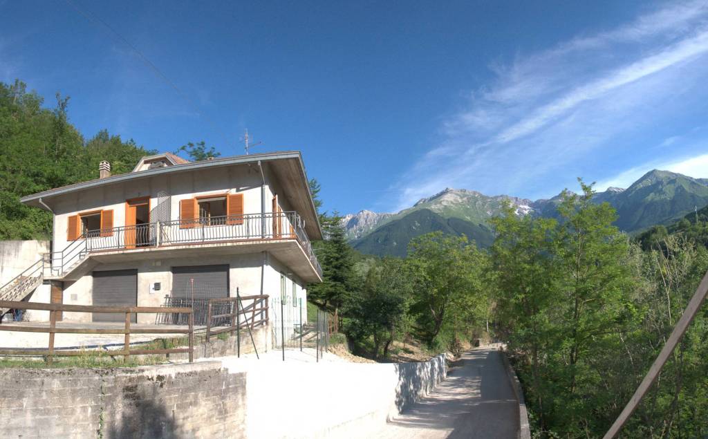 casa indipendente in vendita ad Isola del Gran Sasso d'Italia