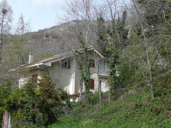 casa indipendente ad Isola del Gran Sasso d'Italia in zona Forca di Valle