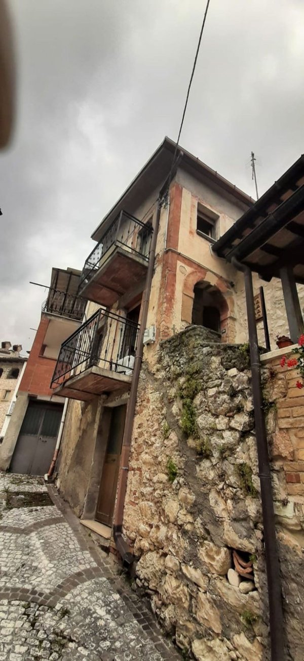 appartamento in vendita ad Isola del Gran Sasso d'Italia in zona San Pietro