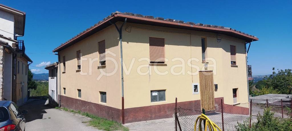 casa indipendente in vendita ad Isola del Gran Sasso d'Italia in zona Capsano